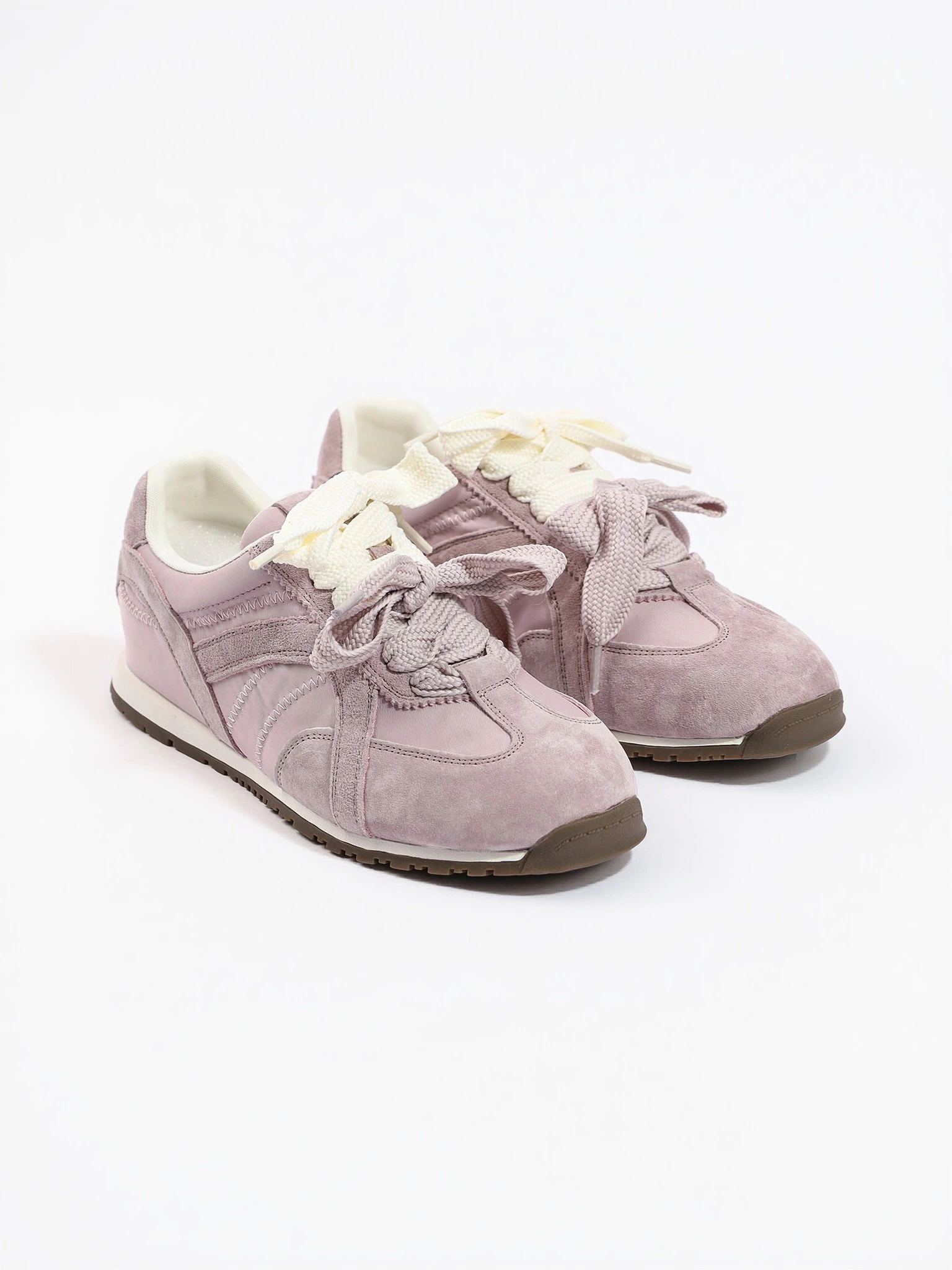 Кроссовки комбинированные сиреневого цвета на низкой подошве